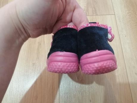 Papuče s čerešničkami, 25