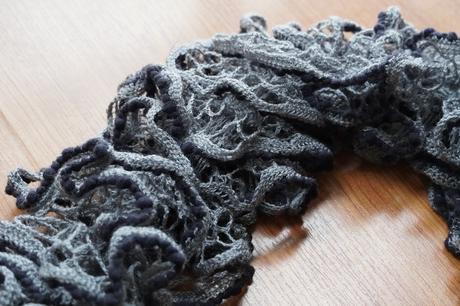 Sivý ozdobný šál, 