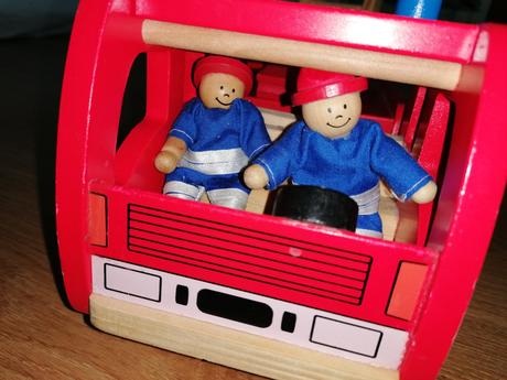 Hasiči a hasičské auto,