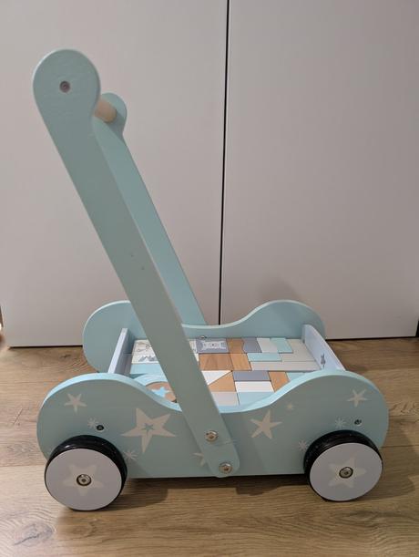 Dreveny vozik s kockami, 