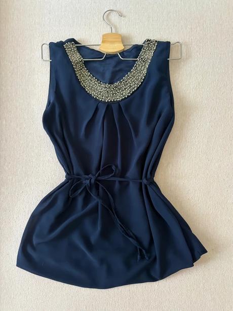 Elegantná tmavomodrá blúzka s bohato zdobeným výst, s