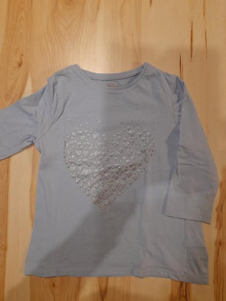 Bledomodré tričko so srdiečkami, 110