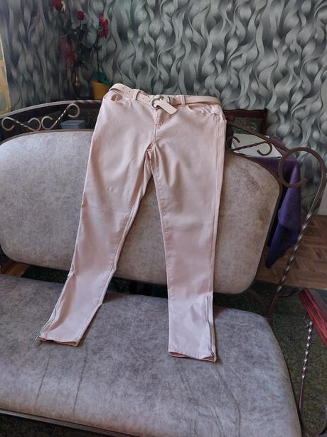 Dámske nohavice a reserved opasok, 38