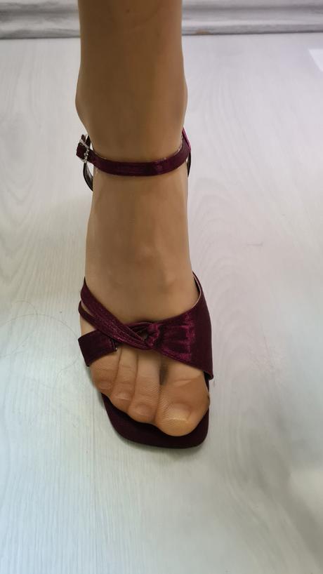 Spoločenské šaty s holým chrbatom,