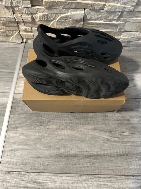 Originál yeezy foam runner, 43