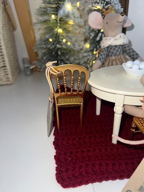 Zlaté stoličky maileg 2ks,