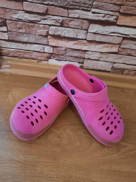 Crocs, 33