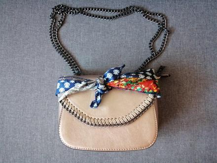 Zlatá crossbody kabelka so šatkou,