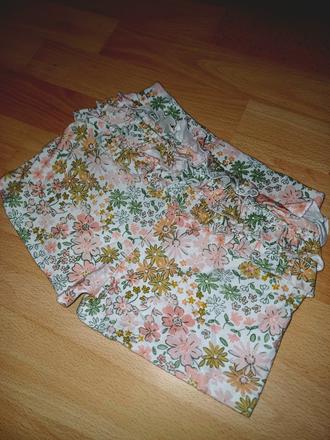 Kvetovane šortky s volánikmi, 104