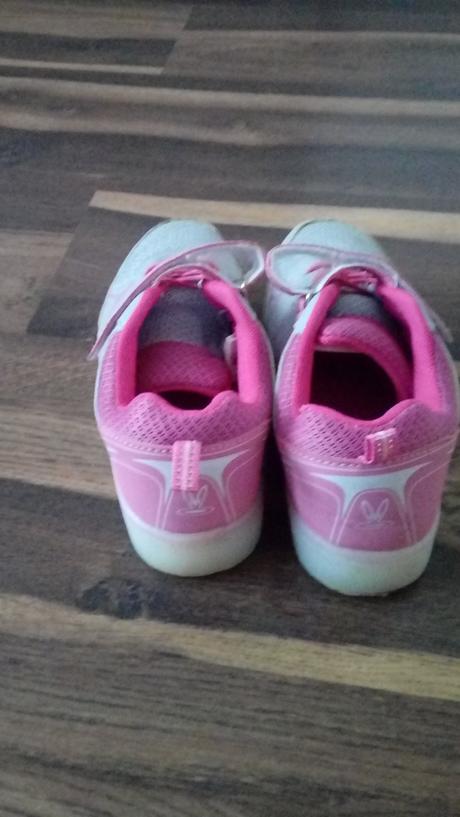 Svietiace tenisky už aj s poštou., 35