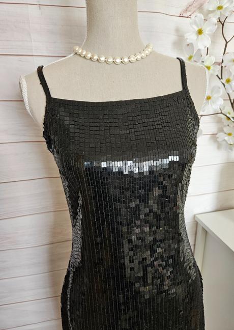 Krásne zaujímavé sexi šaty, 38