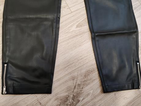 Kožené nohavice, 42