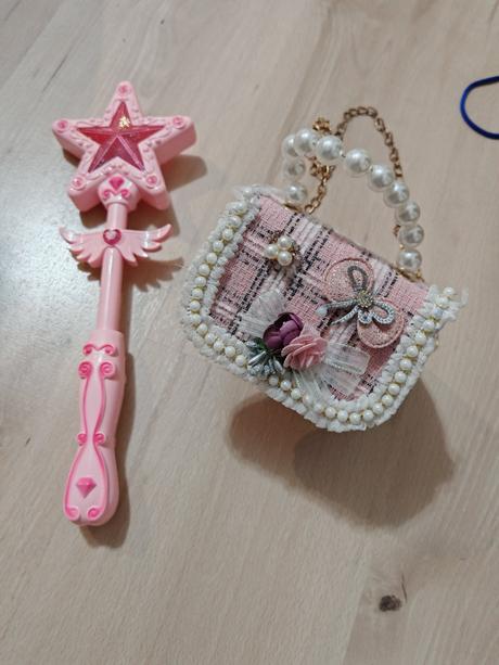 Čarovná palička a kabelka pre malú slecnu, 