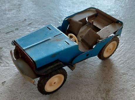 Stare plechove auto,