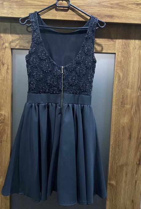 Špoločenské šaty s vystuženou spodničkou 36, s