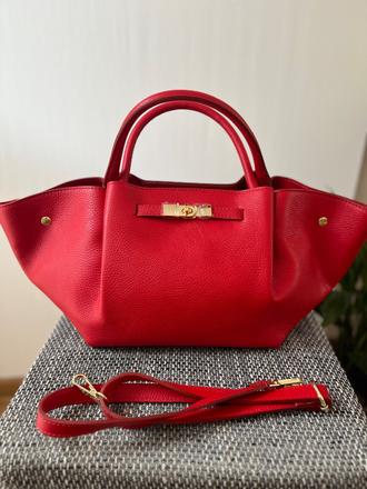 Červená kožená kabelka,