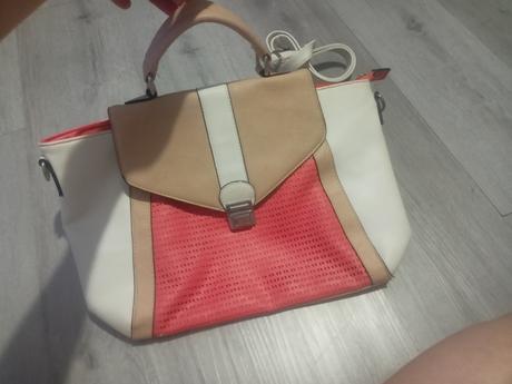 Krásna kabelka s kvetinovým vnútrom,