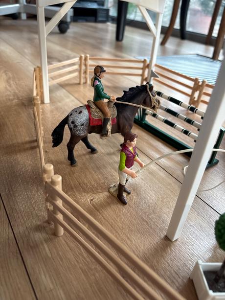 Schleich jazdecká skola s prekážkami a koňmi,