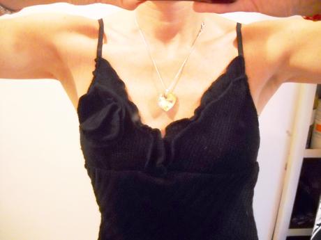 Čierne asymetrické šaty s ružičkou, amisu,s