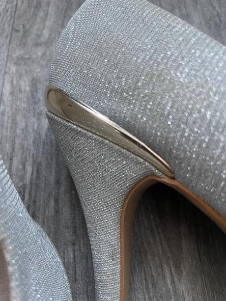 Elegantné strieborné, trblietkavé lodičky, 38