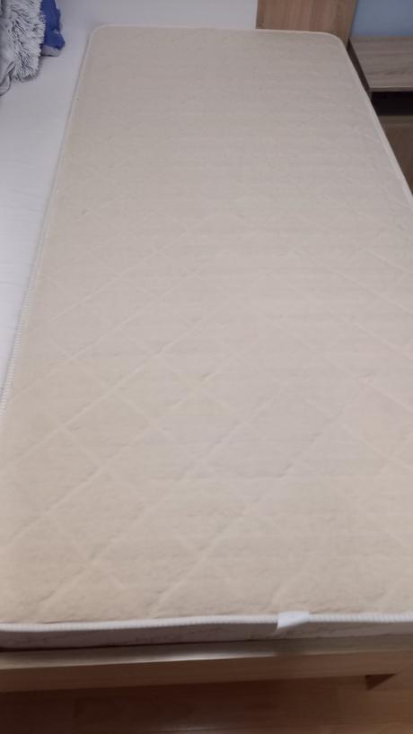 Drevená posteľ s roštom a matracom, šírka (cm): 90,dĺžka (cm): 200