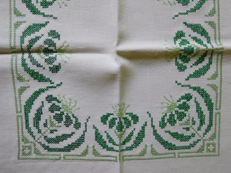 Vidiecký obrus ručne vyšívaný -123  x 136 cm,, 