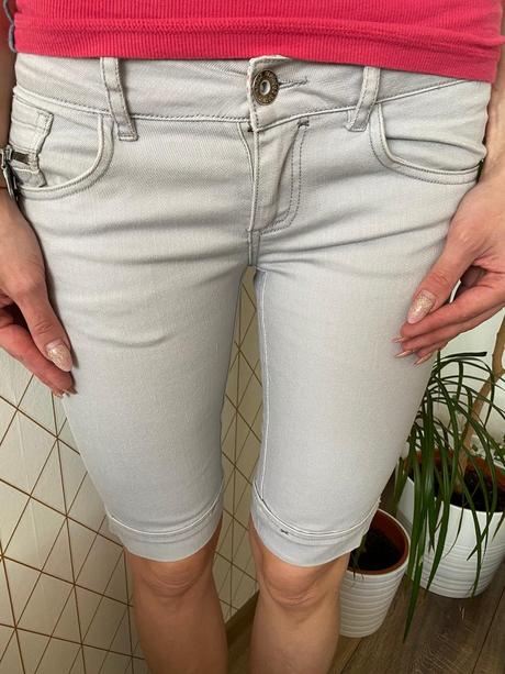 Šortky, glo-story,m