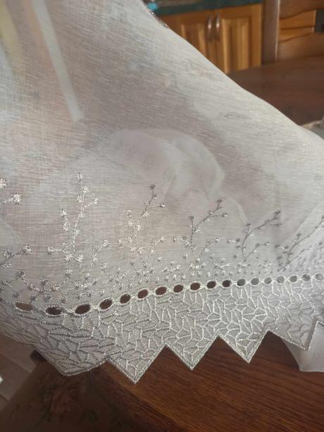 Nová, vyšívaná záclona (vitrážka), 