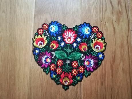 Folklorna vysivana aplikacia, 