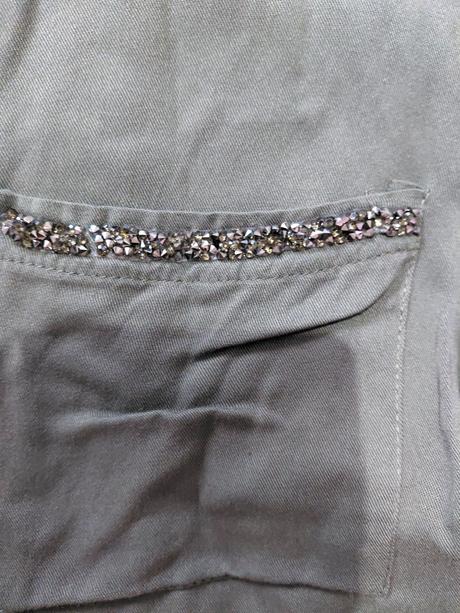 Šaty s ozdobou na vreckách, 36