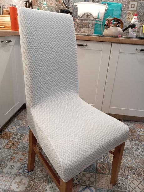 Nové biele návleky na stoličky, 