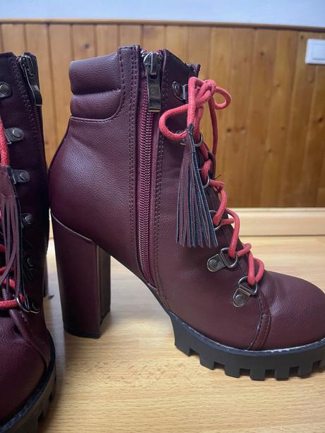 Dámske čižmy s červenými okrásnymi šnurkami, 37