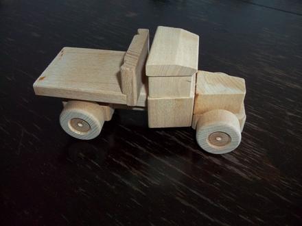 Drevené nákladné auto,