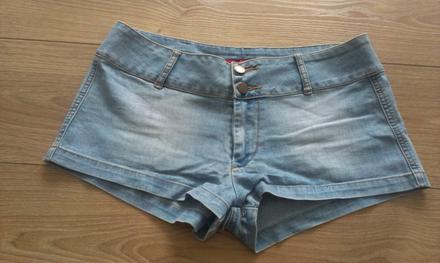 Nenosené šortky, 42
