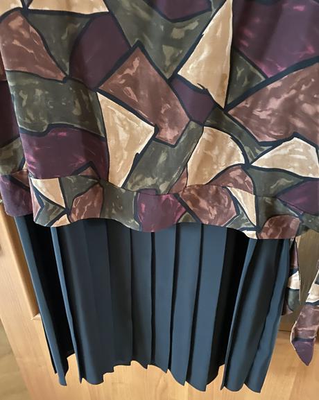 Kvalitné podšité šaty s plisovanou sukňou v. 48, 48