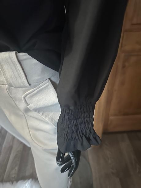 Čierna blúzka so stojačikom a s tylom na pleciach, m