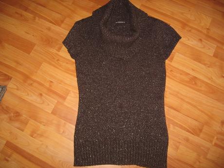 Hnedý predĺžený topík so zlatými nitkami, s