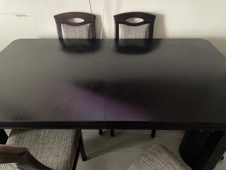 Predam kuchynský stol a 4 stoličky, 