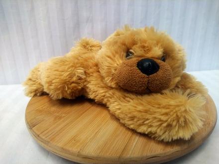Plyšový hnedý huňatý ležiaci medveď, 28 cm, 