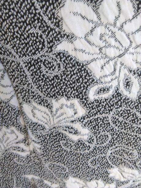 Kvetované čiernobiele šaty s ackovou suknou, m