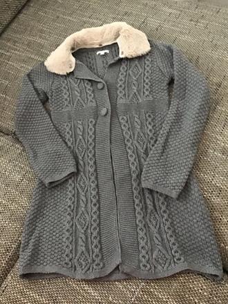 Dievčenský svetrík s kozusinovym golierom, strih a, 134