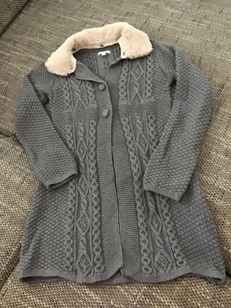 Dievčenský svetrík s kozusinovym golierom, strih a, 134