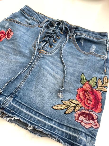 Rifľová sukňa s kvetmi, s