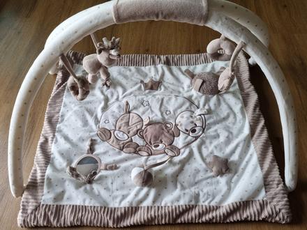 Hracia deka s hrazdičkami,