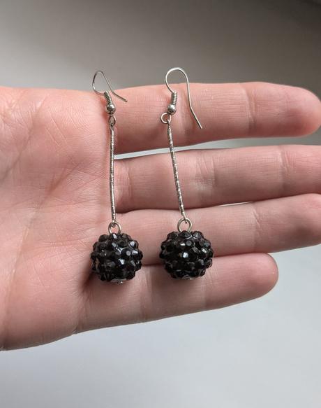 Visiace čierne náušnice (guličky), 