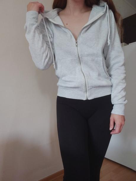 Biela mikina., gate,s