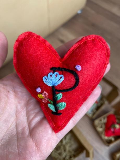 Ručne vyšívana ozdoba na kočík / ruksak, 