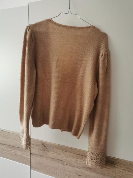 Béžový svetrík s krajkou la mademoiselle, s