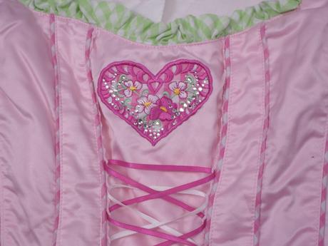 Kvalitný dámsky kroj, s