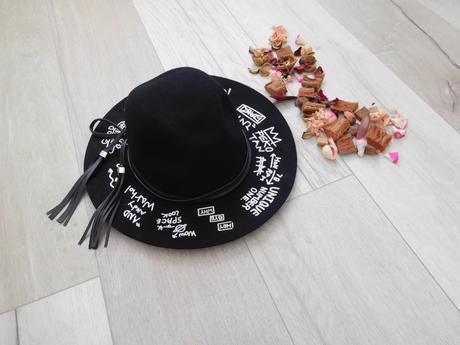 Reserved klobúk cierny s popisom bielej,, reserved